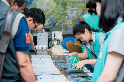 來賓踴躍工作人員努力辦理報到作業